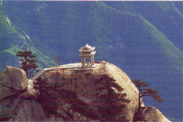 Pavillon sur le mont Hua Shan, l'une des cinq montagnes sacrées du taoïsme (province de Shaanxi, Chine). Cliquez sur l'image pour l'agrandir...